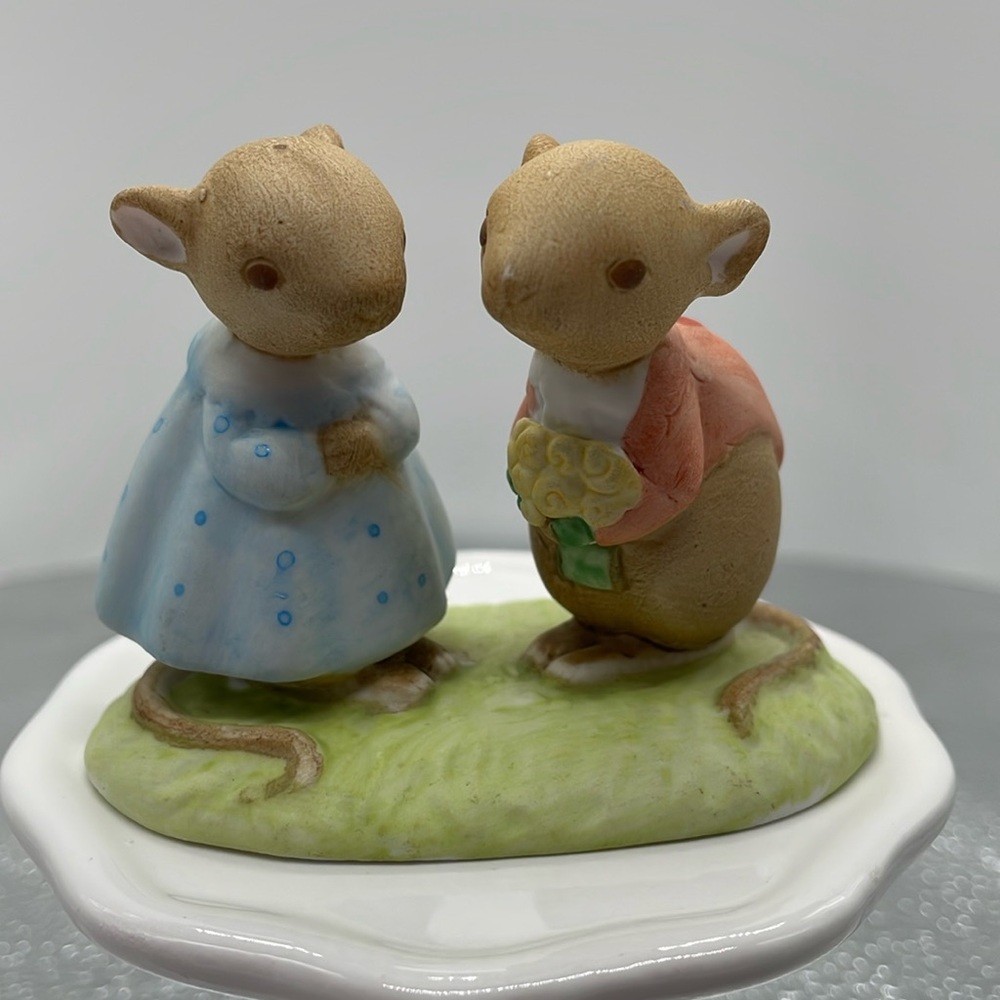 Tiny talk mice figurine
